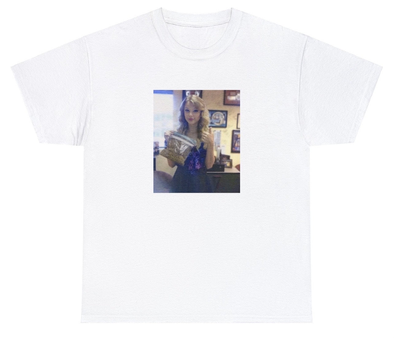 "Stylish 'Taylor Swift' t-shirt, perfect for Swifties and fans of pop music. Ideal for casual wear, concerts, and gifts."